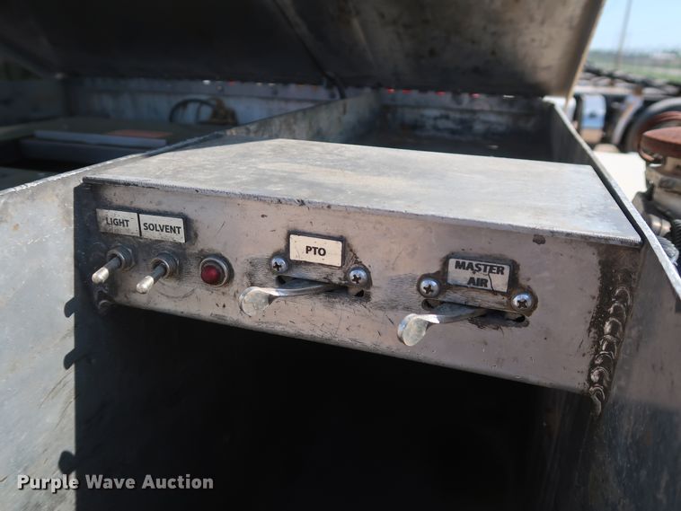 image for item HA9121 2015 Peterbilt 388  semi truck