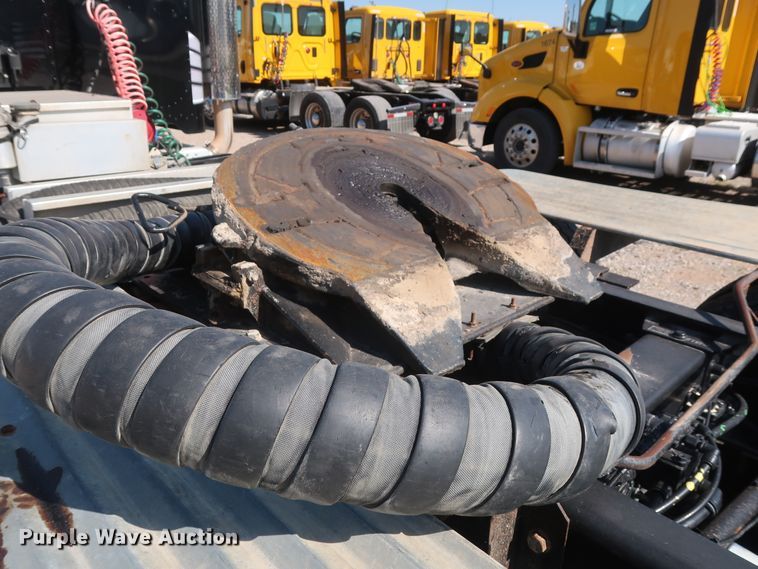 image for item HA9121 2015 Peterbilt 388  semi truck