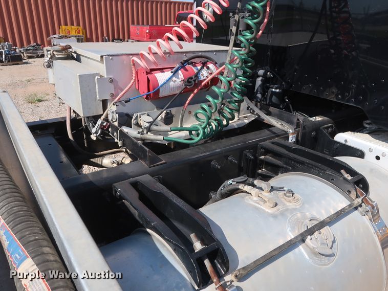 image for item HA9121 2015 Peterbilt 388  semi truck