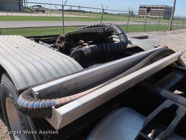 image for item HA9121 2015 Peterbilt 388  semi truck