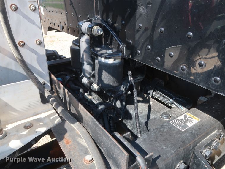 image for item HA9121 2015 Peterbilt 388  semi truck