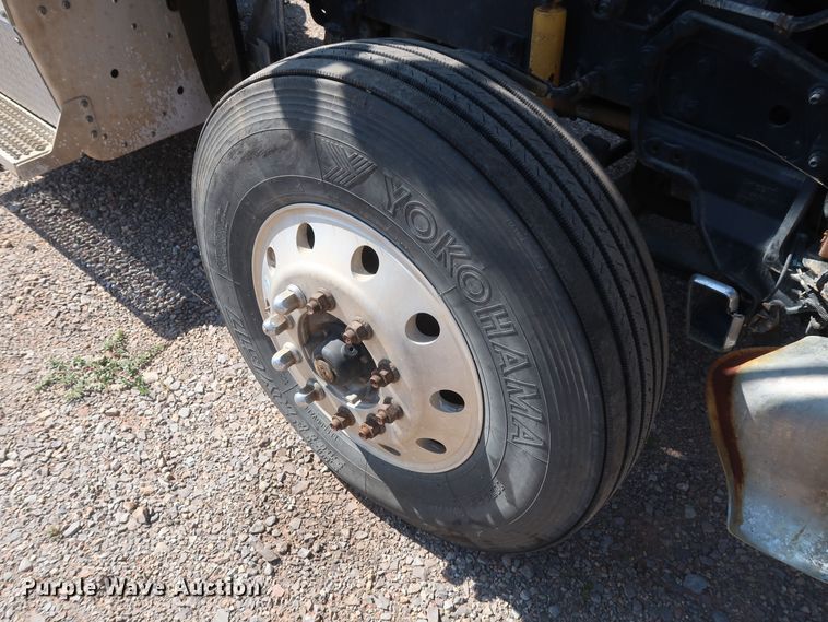 image for item HA9121 2015 Peterbilt 388  semi truck