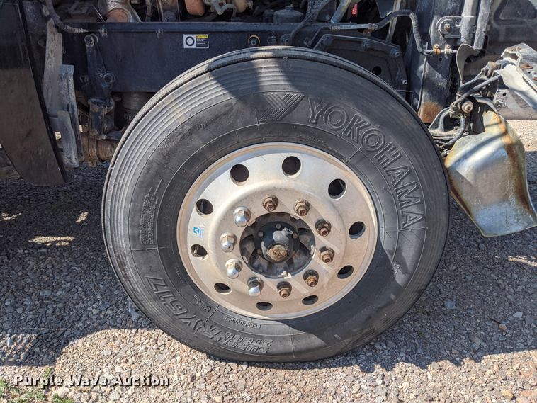 image for item HA9121 2015 Peterbilt 388  semi truck