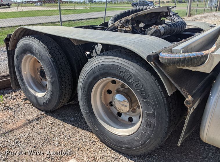 image for item HA9121 2015 Peterbilt 388  semi truck