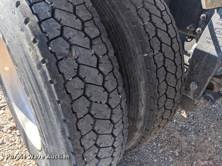 image for item HA9121 2015 Peterbilt 388  semi truck