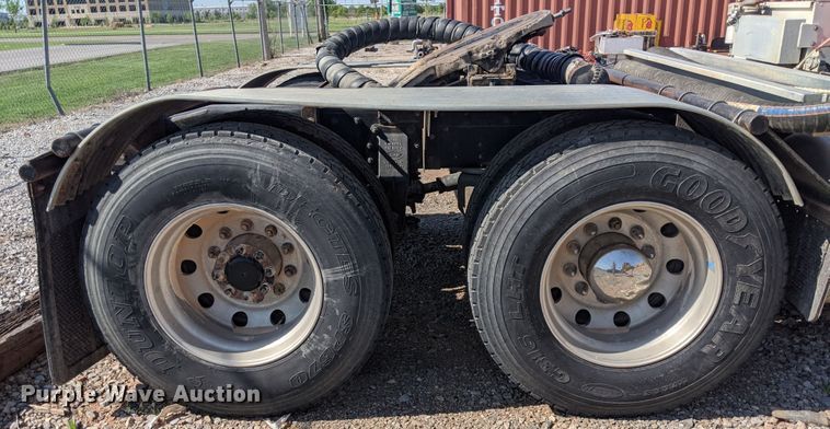 image for item HA9121 2015 Peterbilt 388  semi truck