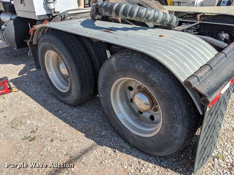 image for item HA9121 2015 Peterbilt 388  semi truck