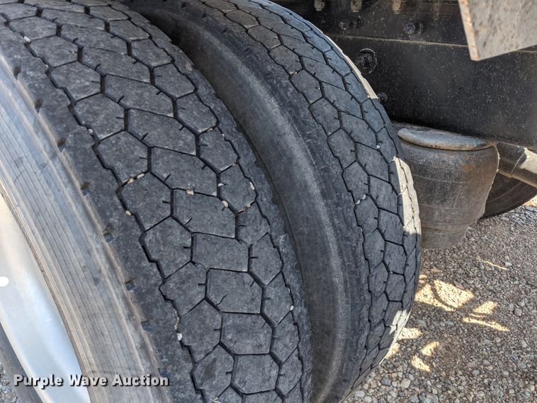 image for item HA9121 2015 Peterbilt 388  semi truck