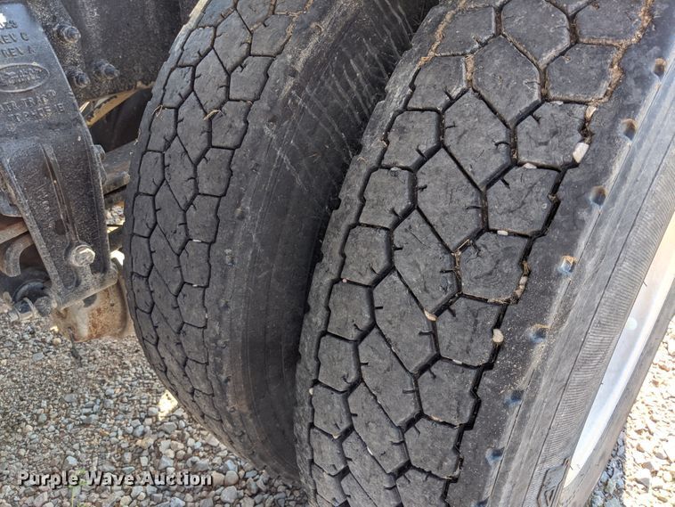 image for item HA9121 2015 Peterbilt 388  semi truck