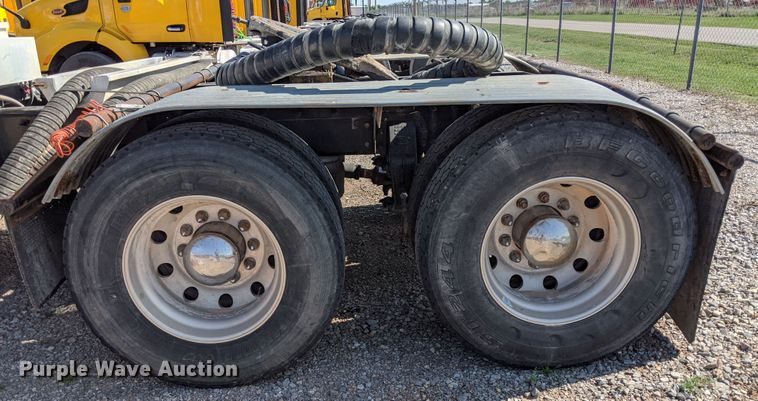 image for item HA9121 2015 Peterbilt 388  semi truck