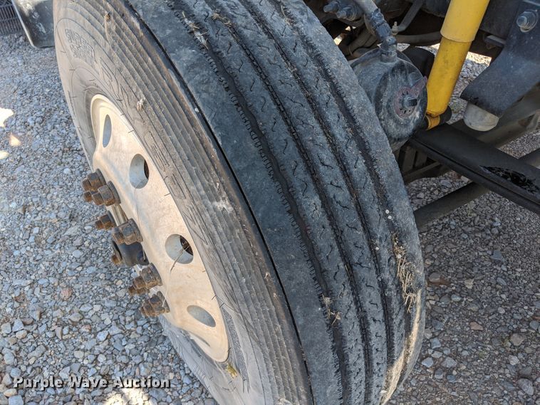 image for item HA9121 2015 Peterbilt 388  semi truck