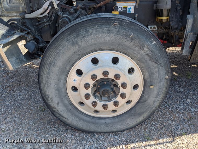 image for item HA9121 2015 Peterbilt 388  semi truck