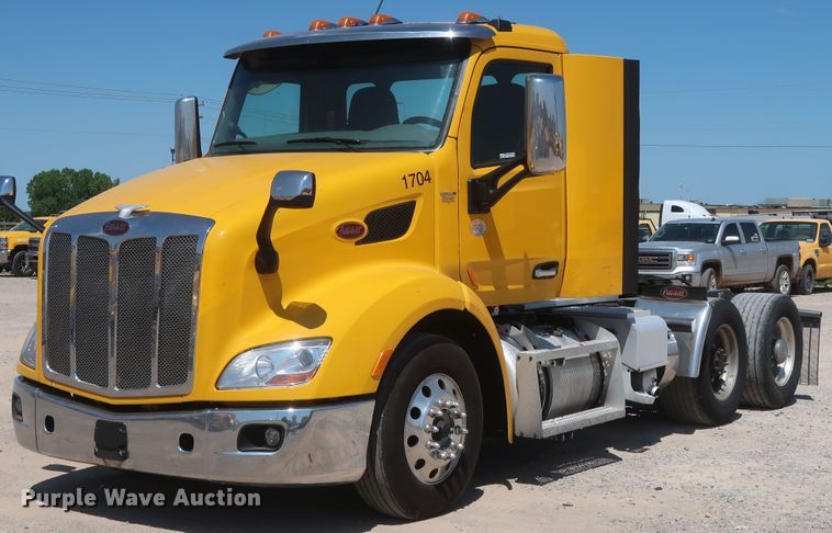 image for item HA9122 2017 Peterbilt 579  semi truck