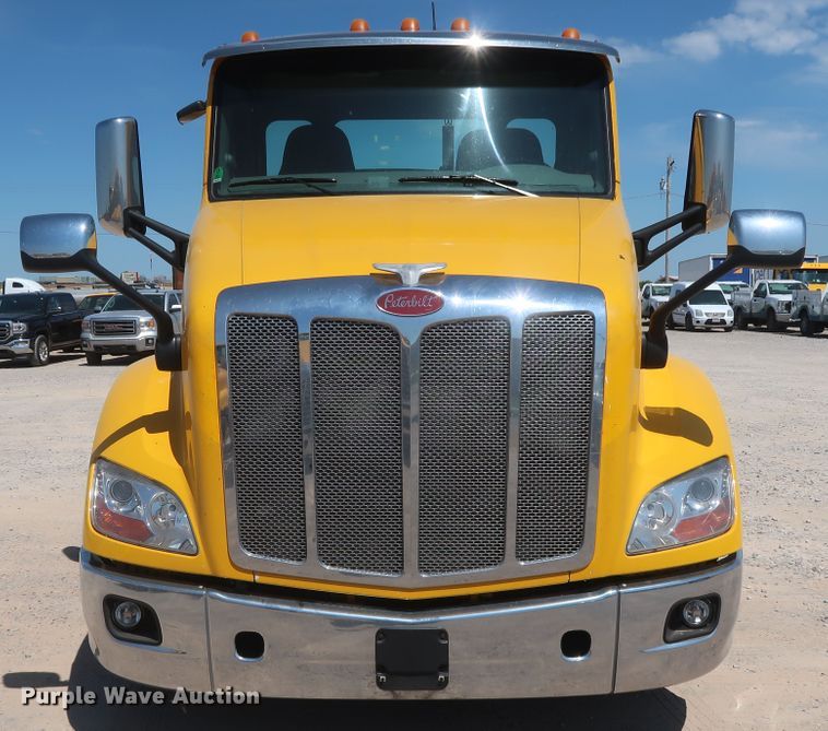 image for item HA9122 2017 Peterbilt 579  semi truck