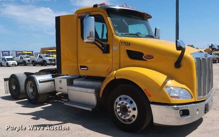image for item HA9122 2017 Peterbilt 579  semi truck