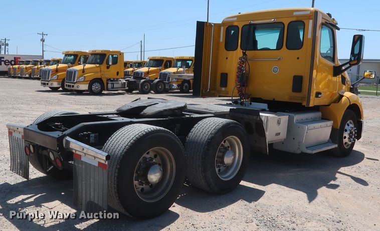 image for item HA9122 2017 Peterbilt 579  semi truck