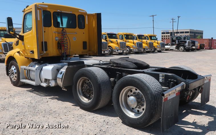 image for item HA9122 2017 Peterbilt 579  semi truck