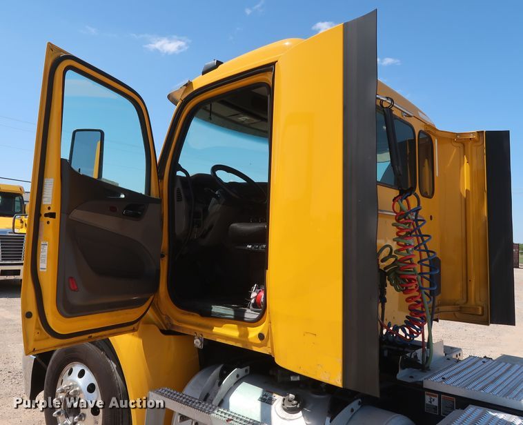 image for item HA9122 2017 Peterbilt 579  semi truck