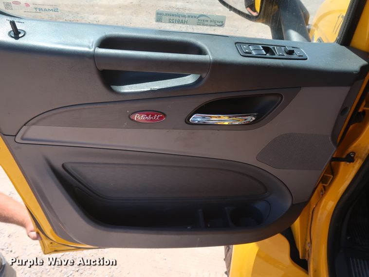 image for item HA9122 2017 Peterbilt 579  semi truck