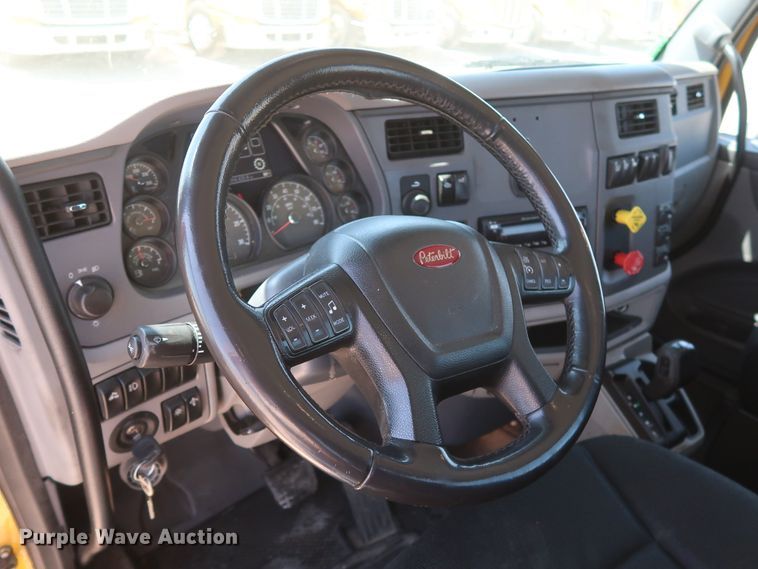 image for item HA9122 2017 Peterbilt 579  semi truck