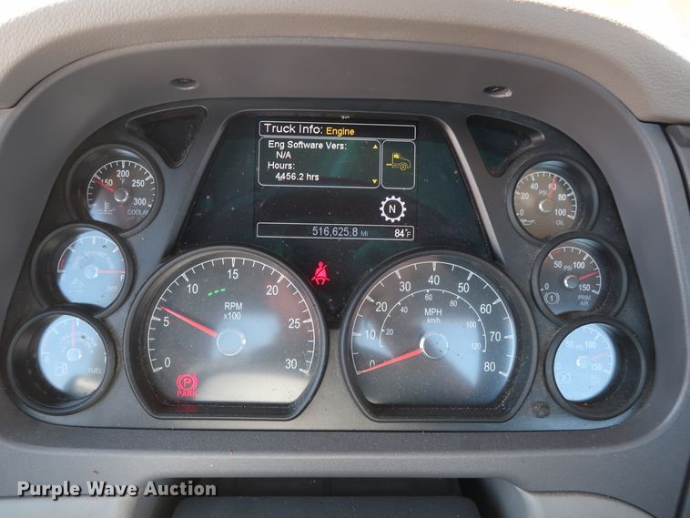 image for item HA9122 2017 Peterbilt 579  semi truck