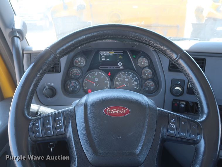 image for item HA9122 2017 Peterbilt 579  semi truck