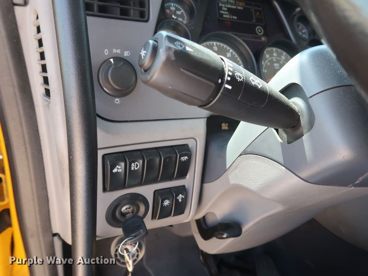 image for item HA9122 2017 Peterbilt 579  semi truck