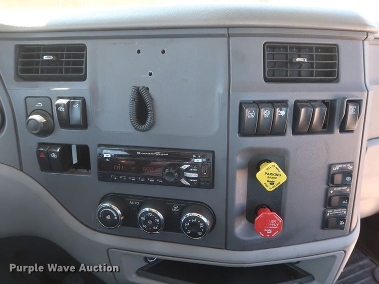 image for item HA9122 2017 Peterbilt 579  semi truck