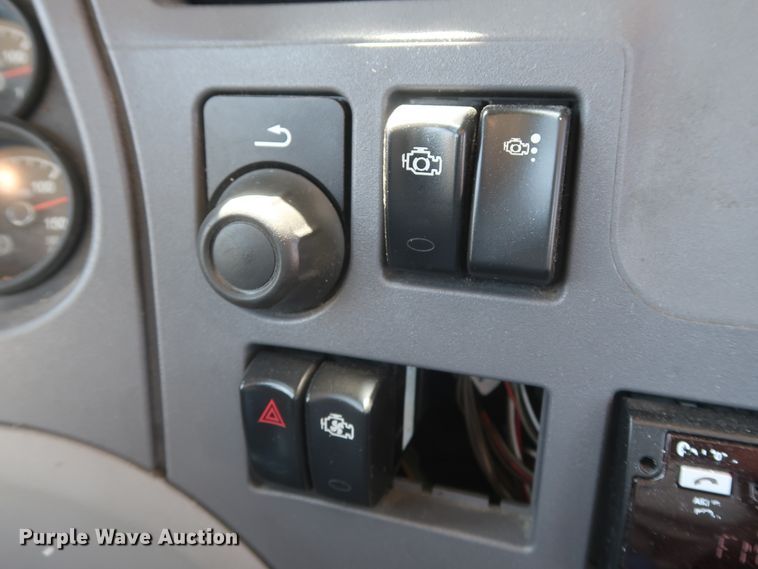 image for item HA9122 2017 Peterbilt 579  semi truck