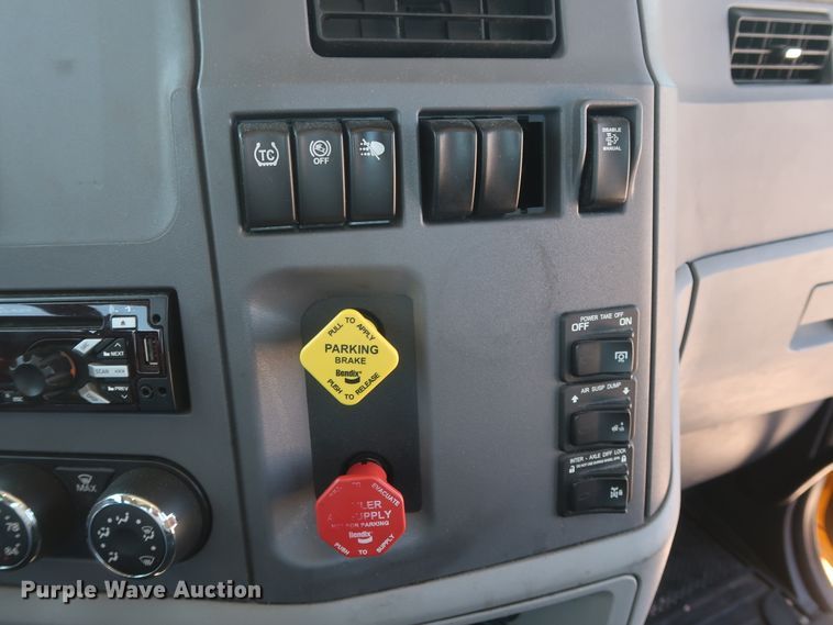 image for item HA9122 2017 Peterbilt 579  semi truck