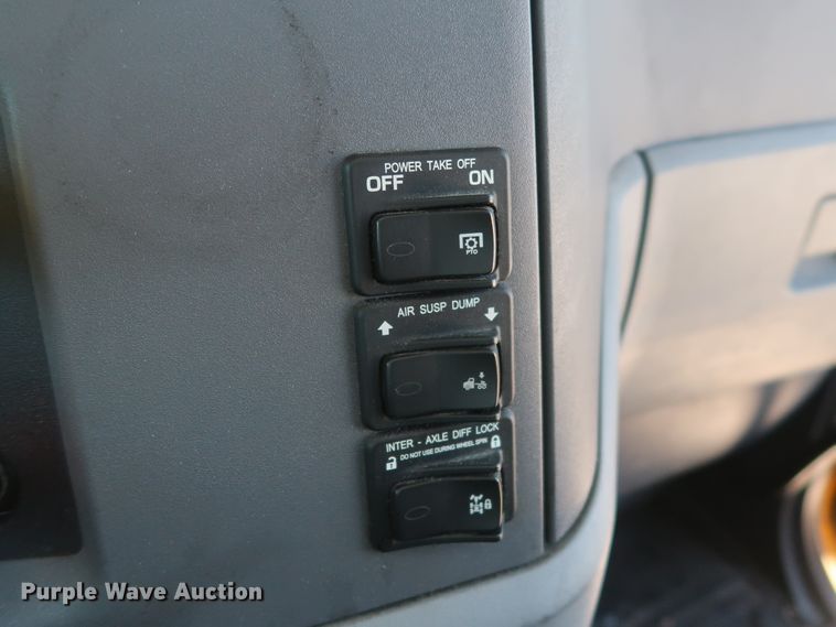 image for item HA9122 2017 Peterbilt 579  semi truck