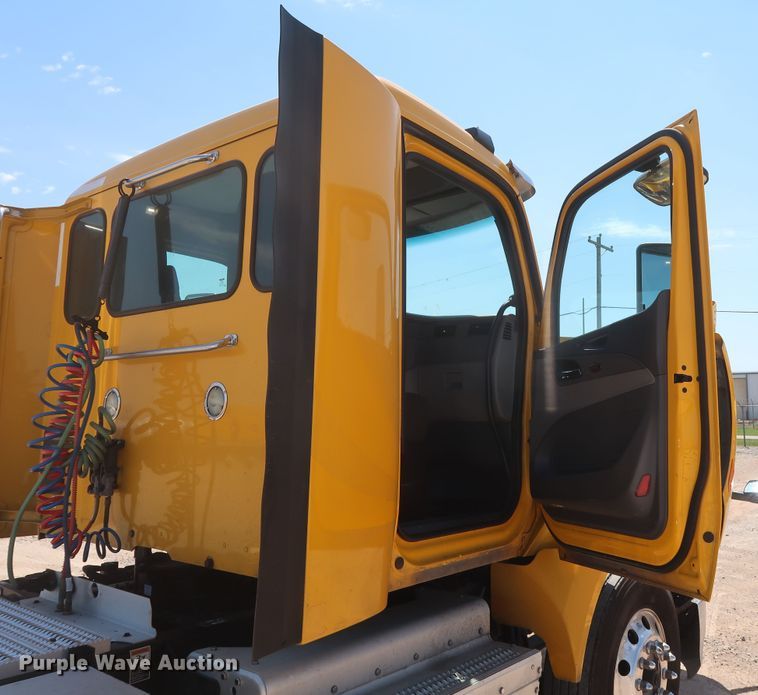 image for item HA9122 2017 Peterbilt 579  semi truck