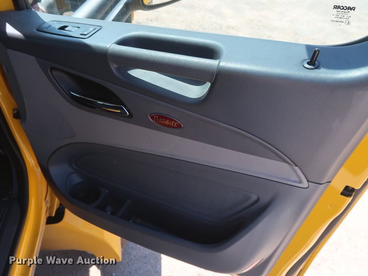 image for item HA9122 2017 Peterbilt 579  semi truck