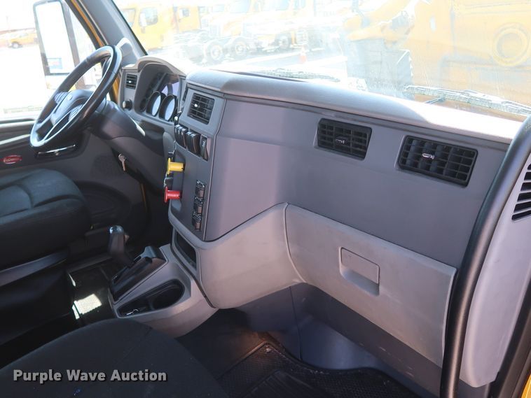 image for item HA9122 2017 Peterbilt 579  semi truck