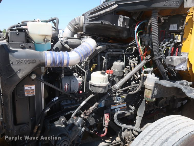 image for item HA9122 2017 Peterbilt 579  semi truck