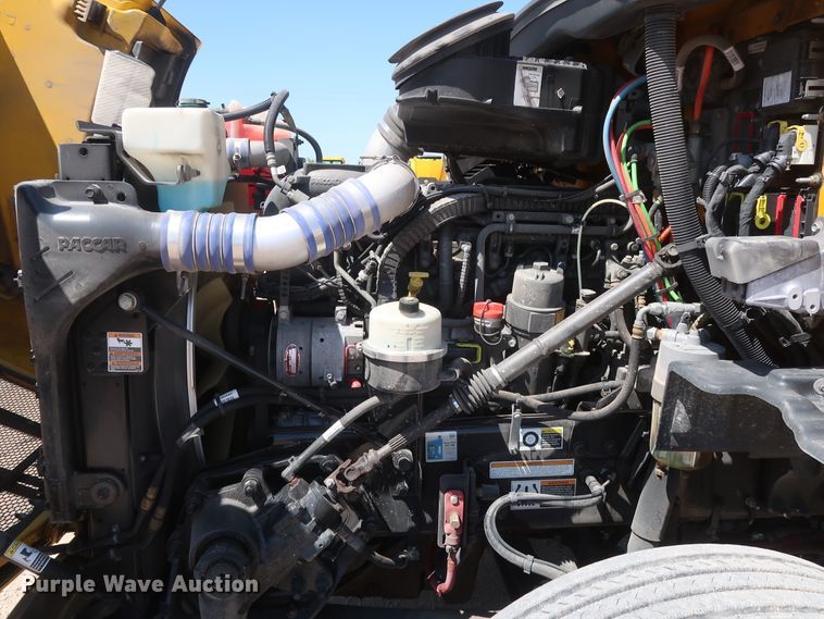 image for item HA9122 2017 Peterbilt 579  semi truck