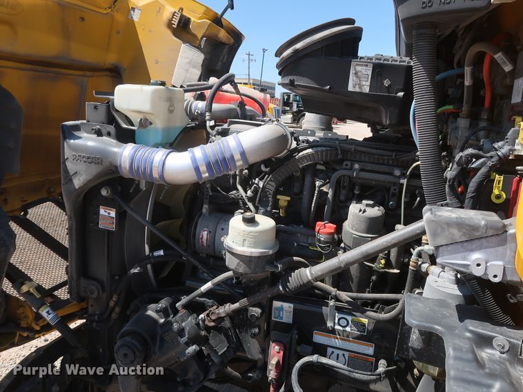 image for item HA9122 2017 Peterbilt 579  semi truck