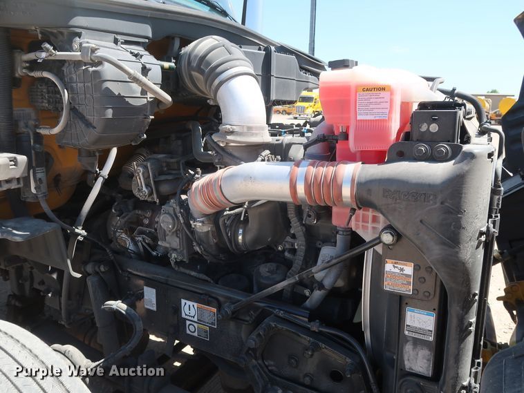 image for item HA9122 2017 Peterbilt 579  semi truck