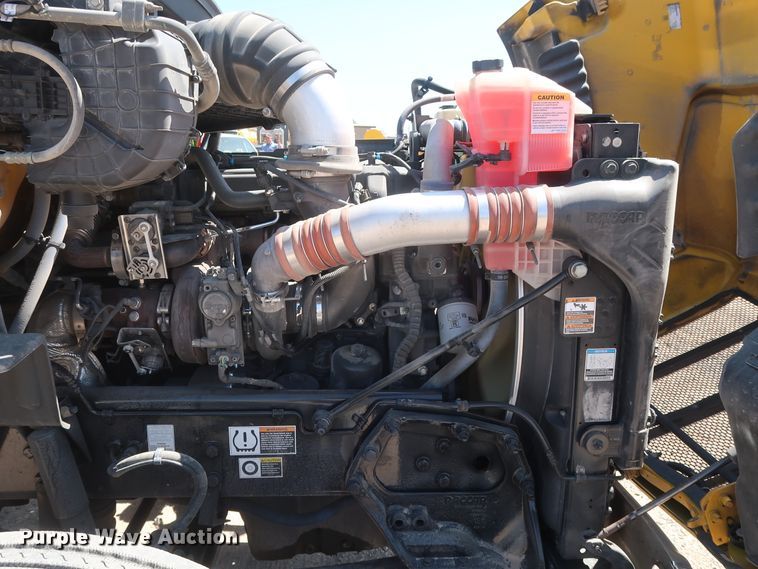 image for item HA9122 2017 Peterbilt 579  semi truck