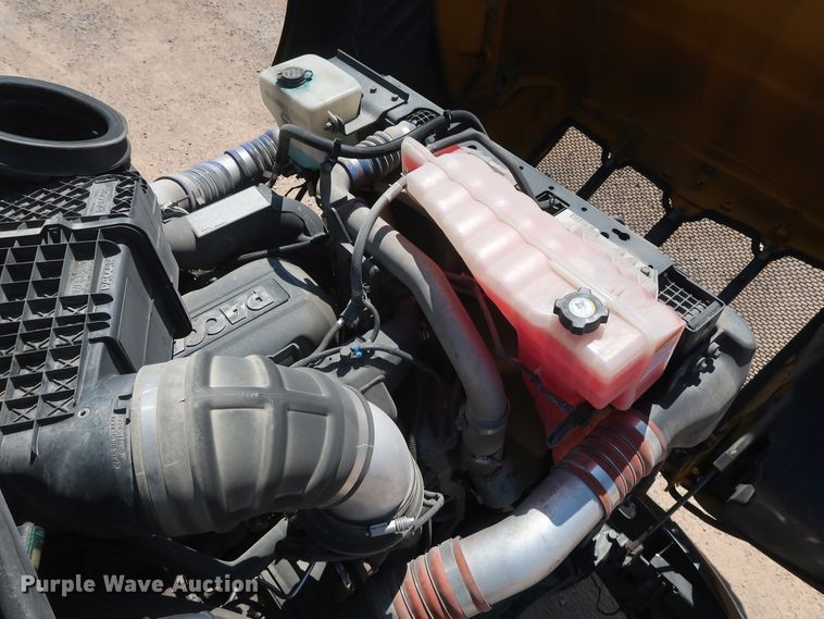 image for item HA9122 2017 Peterbilt 579  semi truck