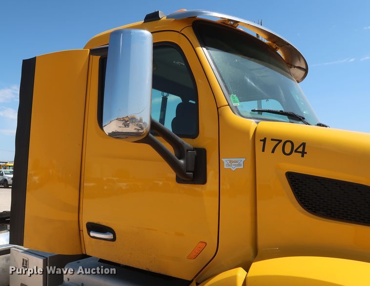 image for item HA9122 2017 Peterbilt 579  semi truck