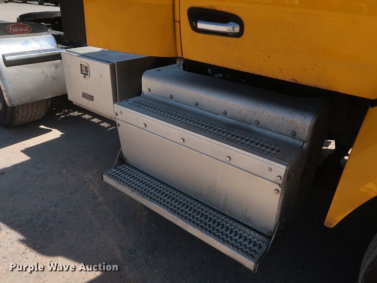 image for item HA9122 2017 Peterbilt 579  semi truck