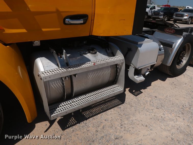 image for item HA9122 2017 Peterbilt 579  semi truck