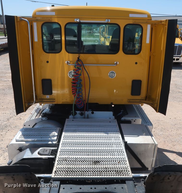 image for item HA9122 2017 Peterbilt 579  semi truck