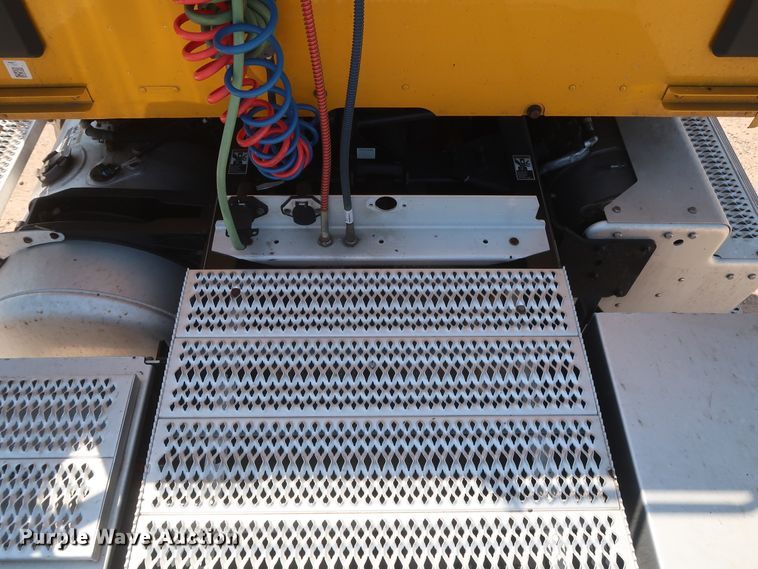 image for item HA9122 2017 Peterbilt 579  semi truck