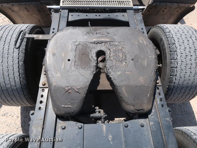 image for item HA9122 2017 Peterbilt 579  semi truck