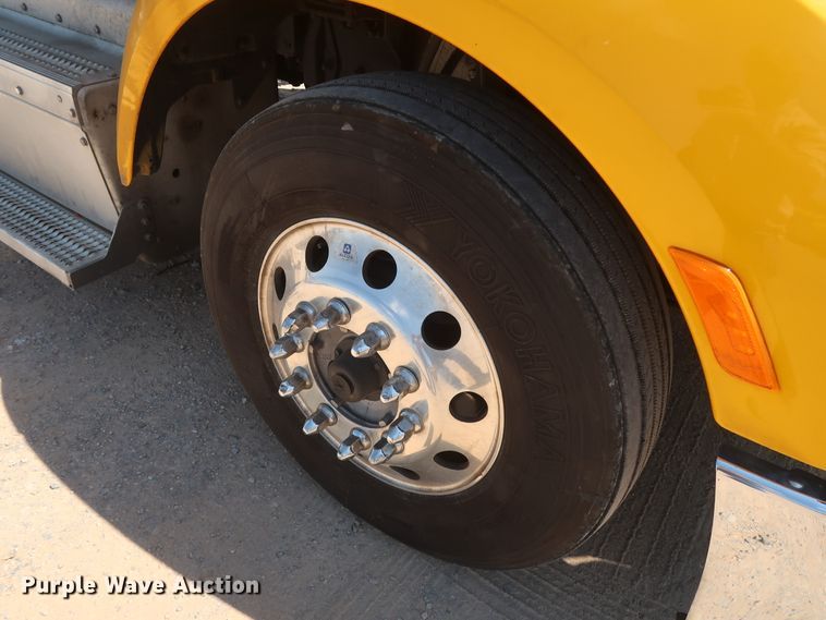 image for item HA9122 2017 Peterbilt 579  semi truck