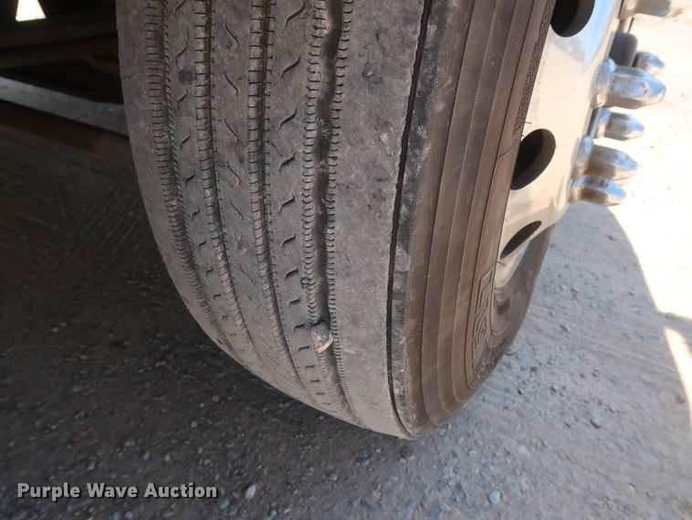 image for item HA9122 2017 Peterbilt 579  semi truck