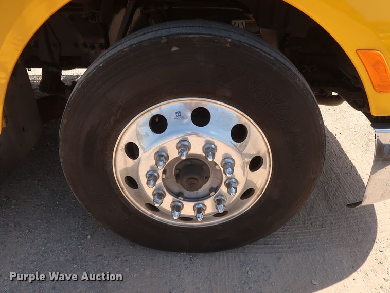 image for item HA9122 2017 Peterbilt 579  semi truck