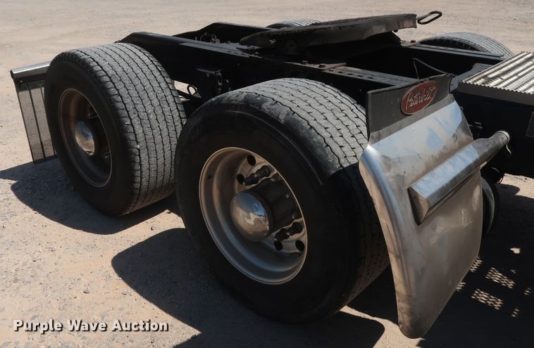 image for item HA9122 2017 Peterbilt 579  semi truck